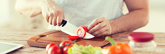 Slicing tomatoes